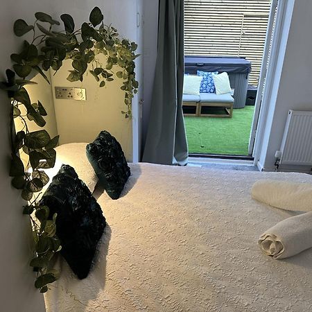 Town Centre Apartment With Hot Tub Челтнем Екстер'єр фото