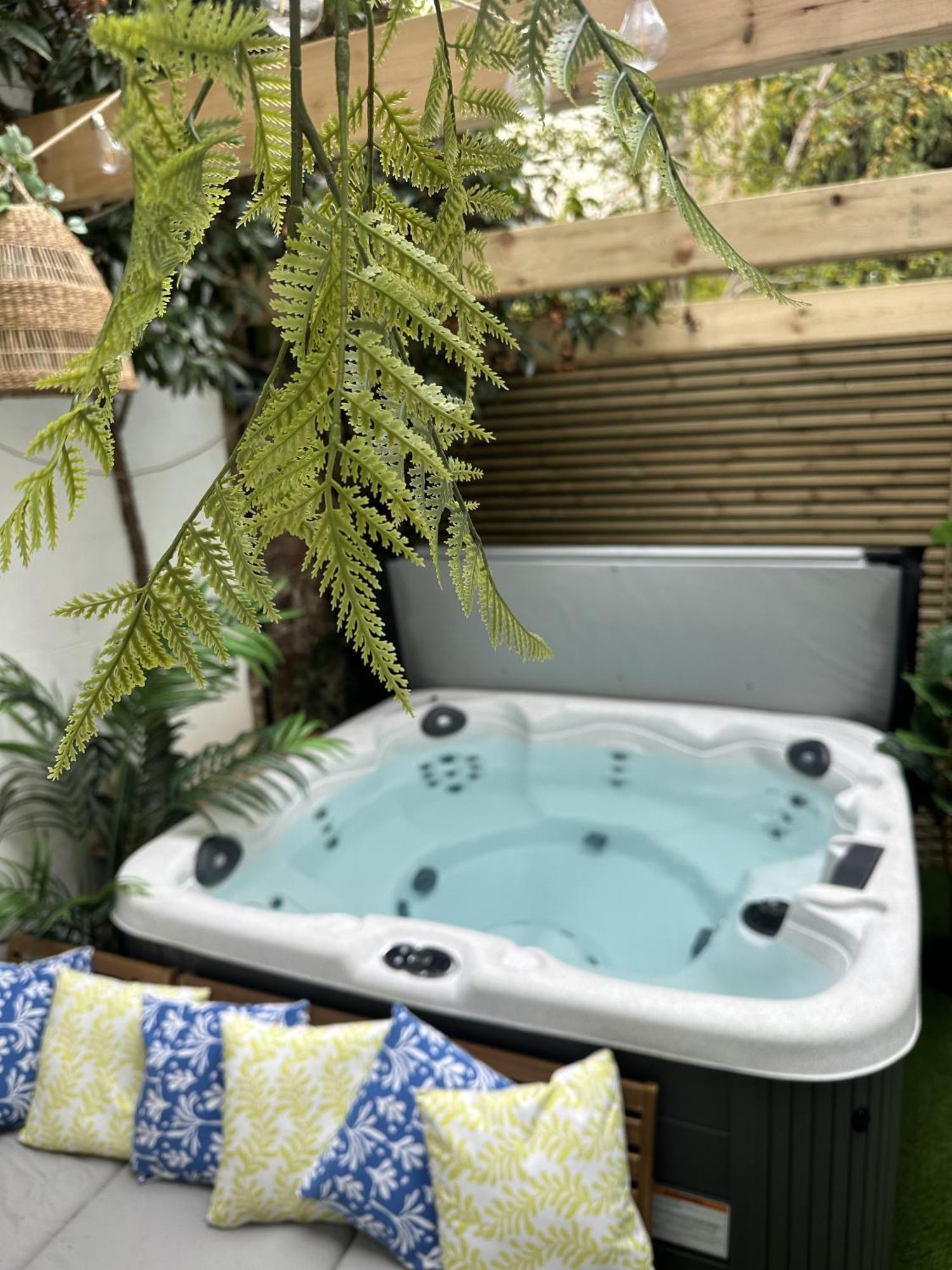 Town Centre Apartment With Hot Tub Челтнем Екстер'єр фото