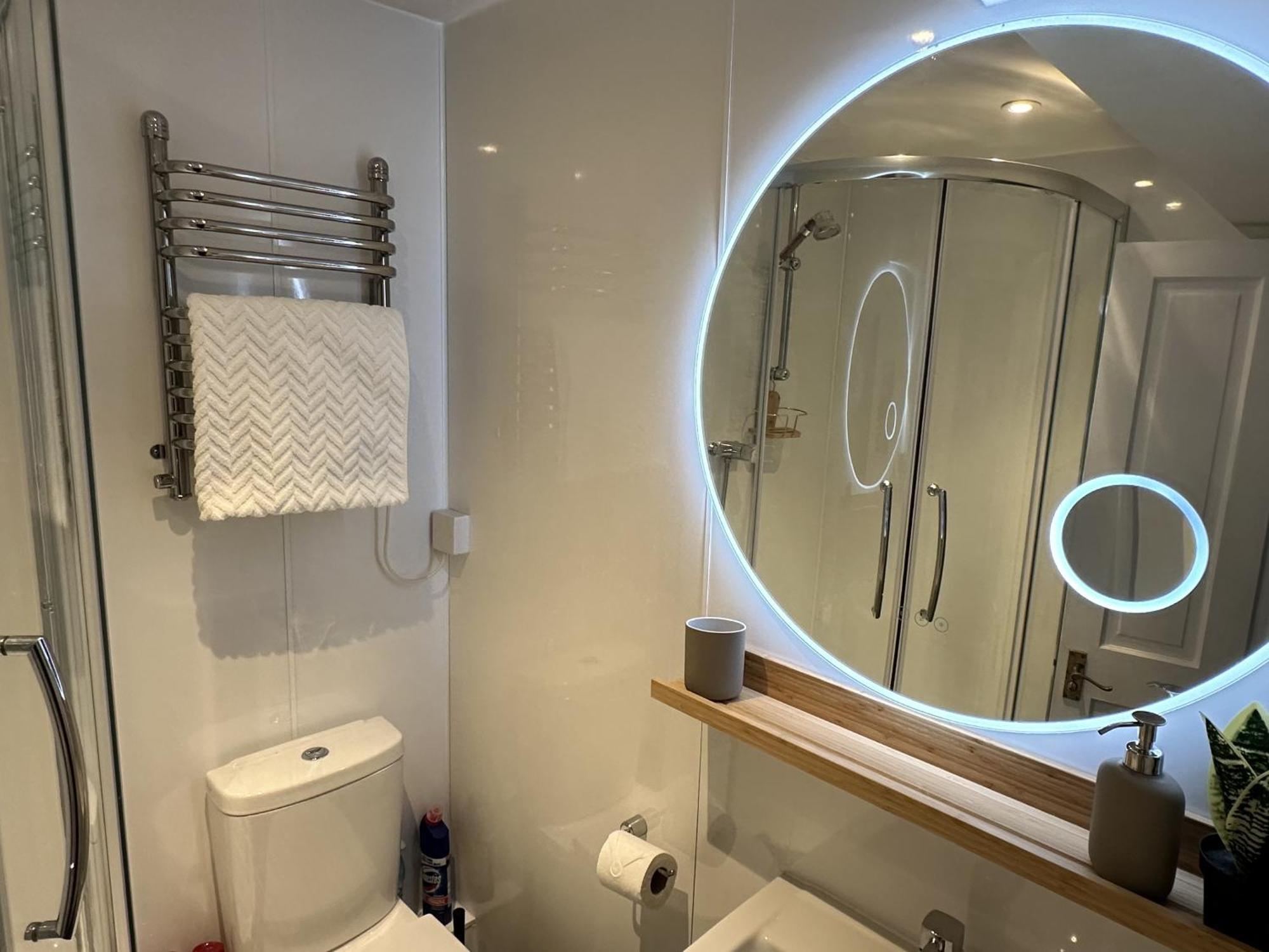 Town Centre Apartment With Hot Tub Челтнем Екстер'єр фото
